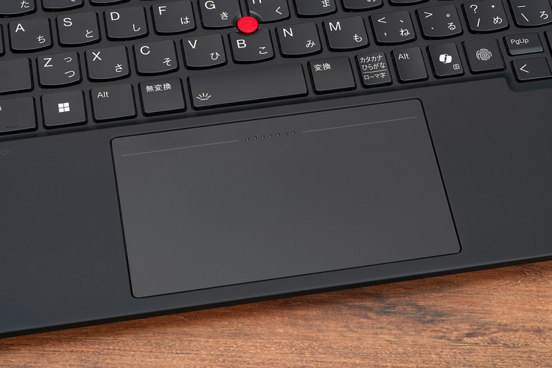 試用機では、ハプティクス機構でクリック操作をフィードバックする感触タッチパッドを搭載。パッド面のどこでもしっかりとクリックした感触が得られ、確実な操作が可能だ