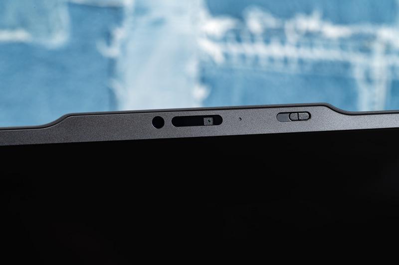 ディスプレイ上部のカメラは解像度をフルHDまたは8MPから選べるが、いずれも顔認証に対応し、プライバシーシャッターも標準で搭載する