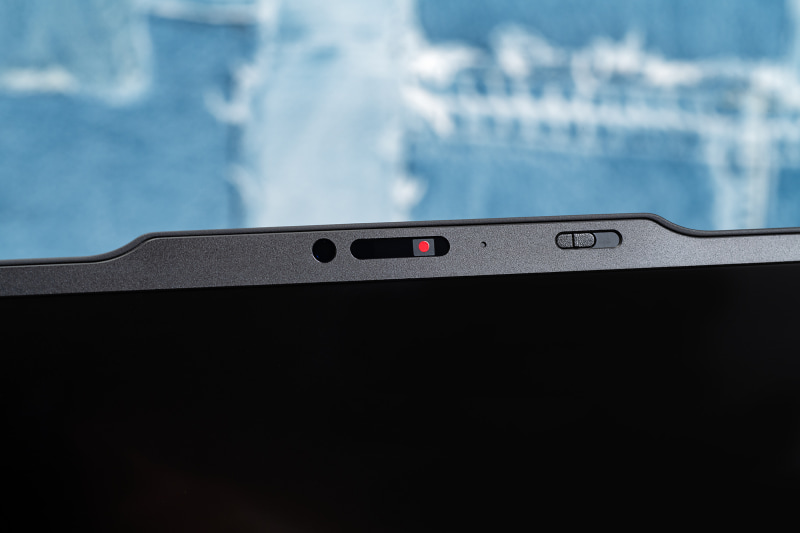 ディスプレイ上部のカメラは解像度をフルHDまたは8MPから選べるが、いずれも顔認証に対応し、プライバシーシャッターも標準で搭載する