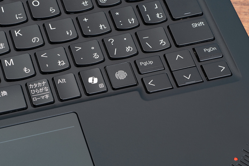 指紋センサーも標準搭載なので、場面に合わせて顔認証と使い分けられる