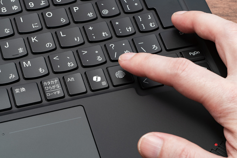 指紋センサーも標準搭載なので、場面に合わせて顔認証と使い分けられる