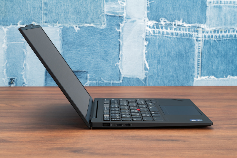 左側面にはUSB 3.2 Gen 1、Thunderbolt 4 2基