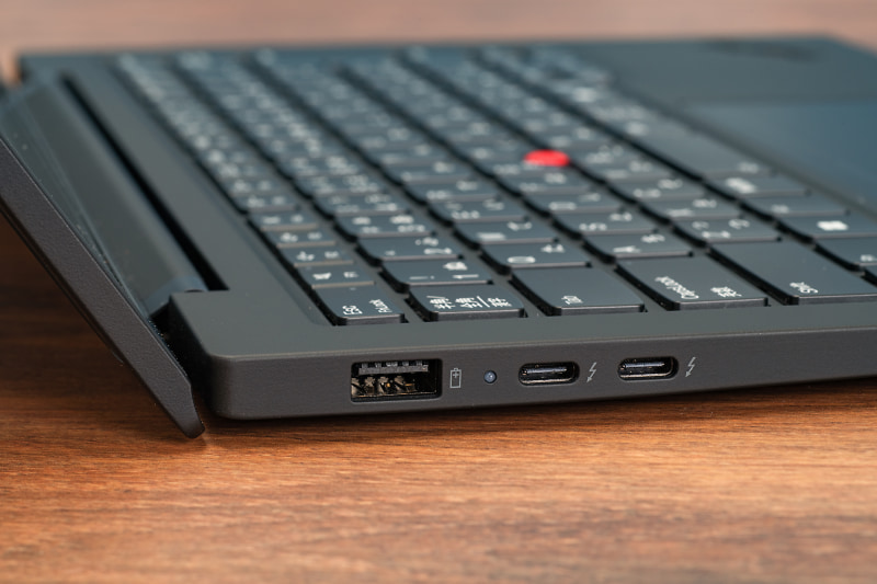 左側面にはUSB 3.2 Gen 1、Thunderbolt 4 2基