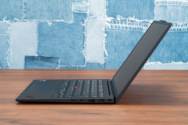 右側面には3.5mmオーディオジャック、USB 3.2 Gen 1、HDMI