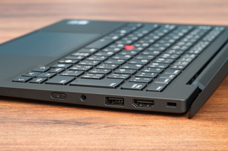 右側面には3.5mmオーディオジャック、USB 3.2 Gen 1、HDMI