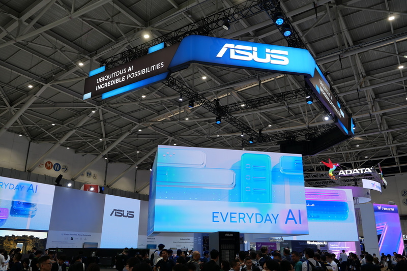 ASUSブースは、一般消費者向けから法人向けまで全方位でAIを推す展示内容