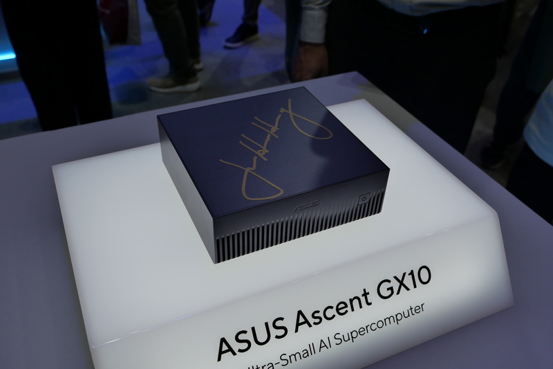 NVIDIA GB10 Grace Blackwell Superchip搭載の小型AIスーパーコンピュータ「ASUS Ascent GX10」も展示