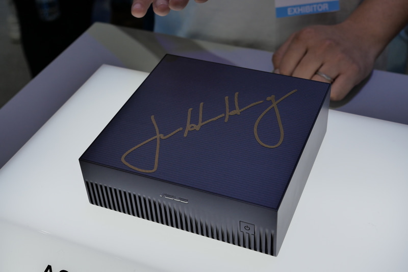 Ascent GX10展示機に、NVIDIA CEO ジェンスン・フアン氏のサインが！