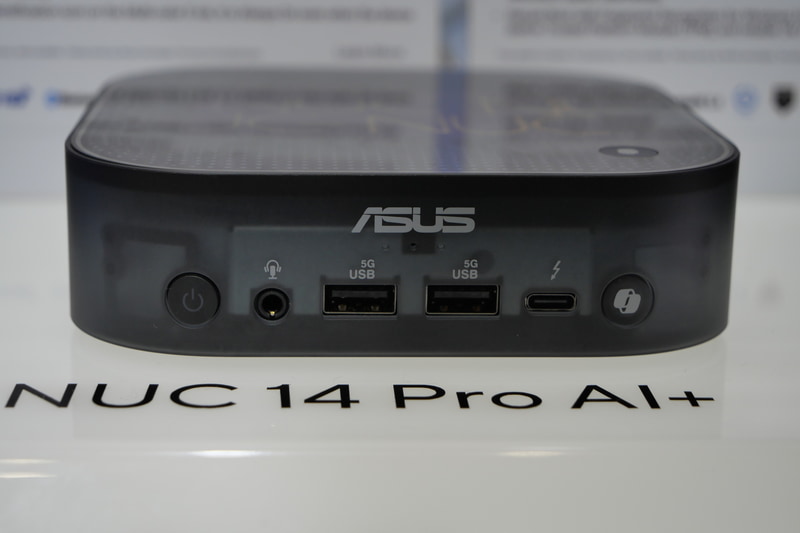 本体正面。半透明側面の筐体を採用