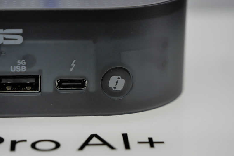 前面にCopilotボタンがあり、押すとCopilotが起動。本体にマイクとスピーカーを内蔵するため、そのまま声でCopilotに指示を出せる