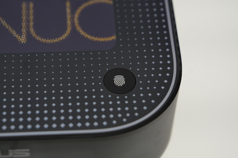 上部にWindows Hello対応の指紋センサーを搭載