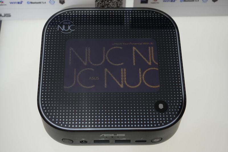 上部にE INKディスプレイを搭載しており、自由なデザインや文字を表示できる。また、上部には側面付近がリング状に光るLEDイルミネーションも搭載