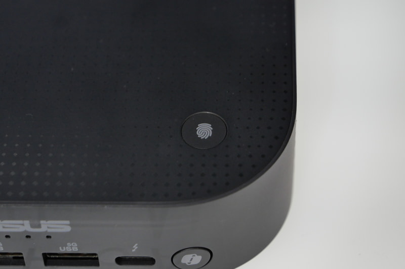 上部に指紋センサーを搭載する点も同じ