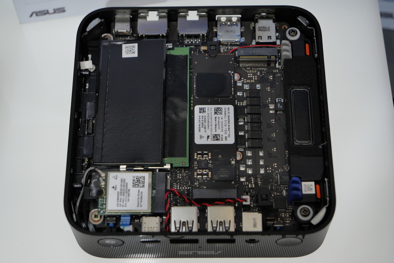 本体内部。SSDは2枚搭載可能