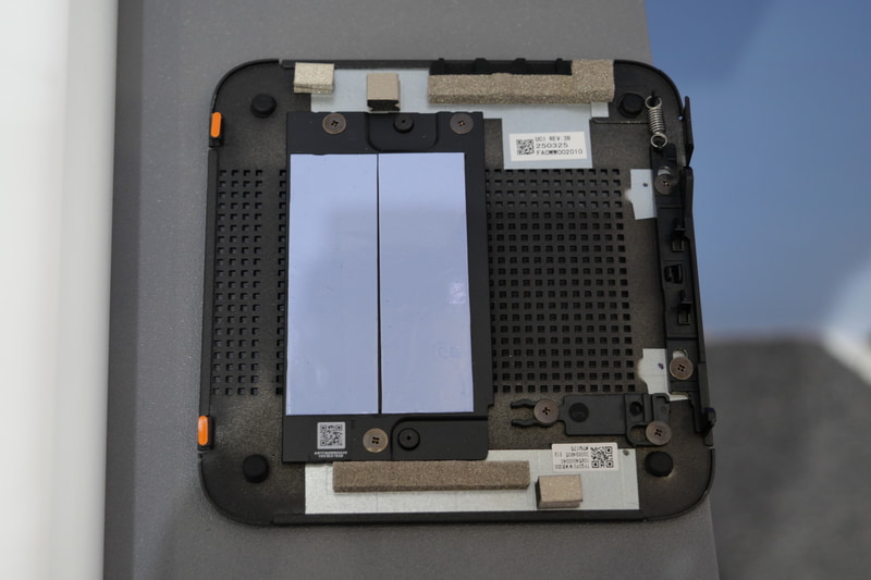 天板にはSSD用ヒートスプレッダが備わっている