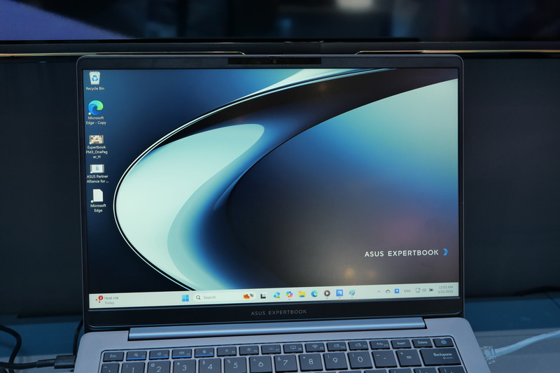 14型WQXGAまたはWUXGA液晶を搭載可能