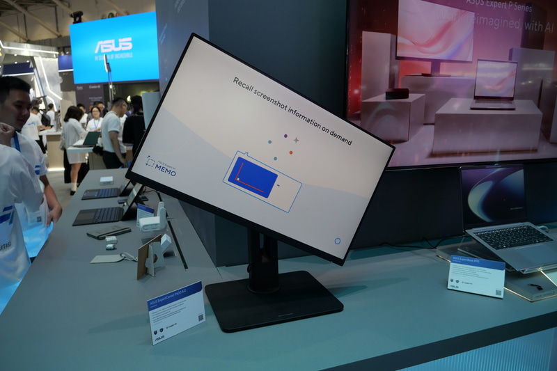 ディスプレイは23.8型フルHD液晶で、タッチ対応パネルも用意。ピボット機構を備え、縦画面でも利用できる