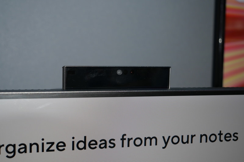 ディスプレイ上部には、ポップアップ型の顔認証カメラを搭載。カメラの解像度はフルHDまたは500万画素