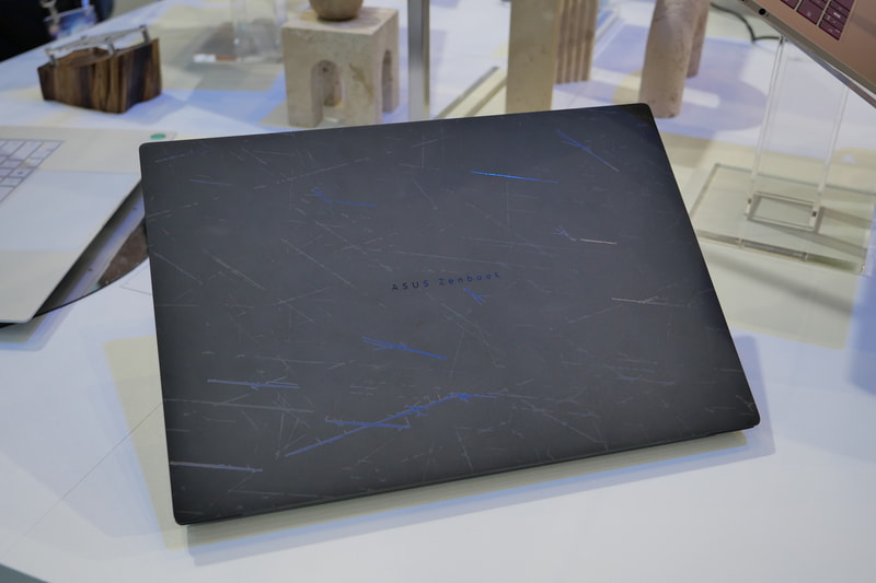 セラルミナムの天板に特殊な加工によるデザインを施している