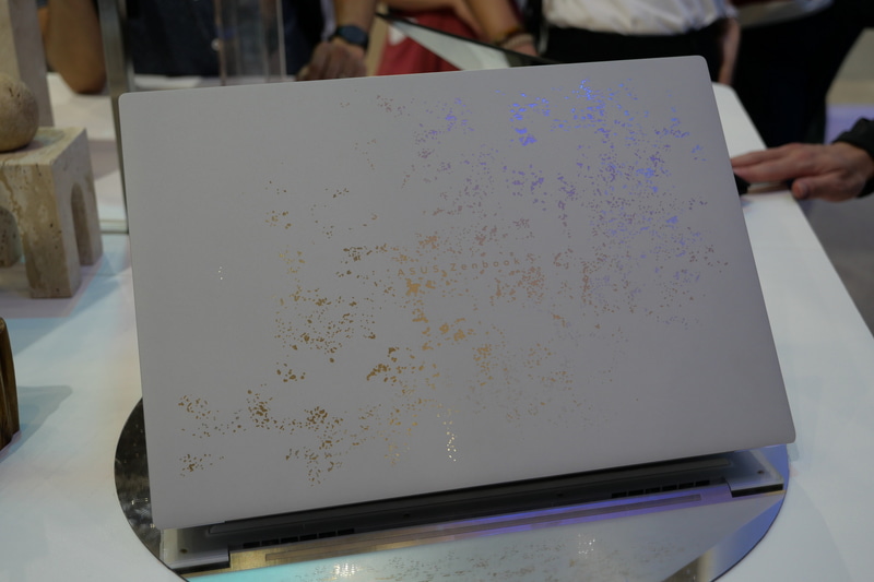 カラフルでデザイン性に富んだ天板が魅力的