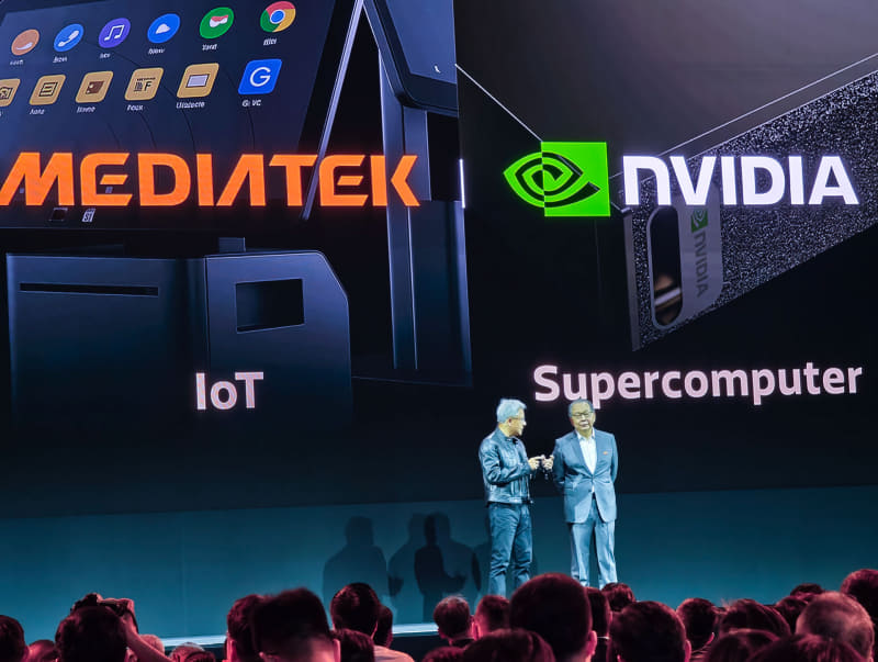 MediaTekとNVIDIAの提携を説明する、NVIDIA CEO ジェンスン・フアン氏(左)とMediaTek CEO リック・ツァイ氏(右)