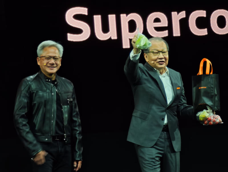 ファン氏お気に入りのフルーツ店のフルーツを贈呈