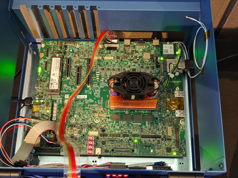 Panther Lakeの開発ボード、CPUの手前にDRAMがあり、Core Ultra 200V(Lunar Lake)のようにMoP(Memory on Package)ではないことが分かる