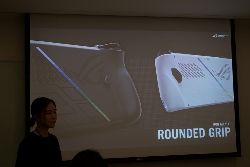 ROG Ally Xでは、使いやすさを高めるため丸みを帯びたデザインに変更し、グリップ部の厚みも増やした