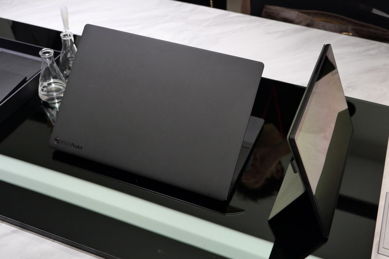 クリエイティビティの中でさまざまな色を使ってほしいという思想のもと、筐体カラーはブラックを採用している