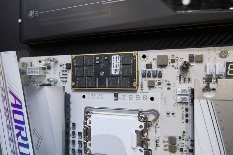 上部にCAMM2メモリを搭載できる