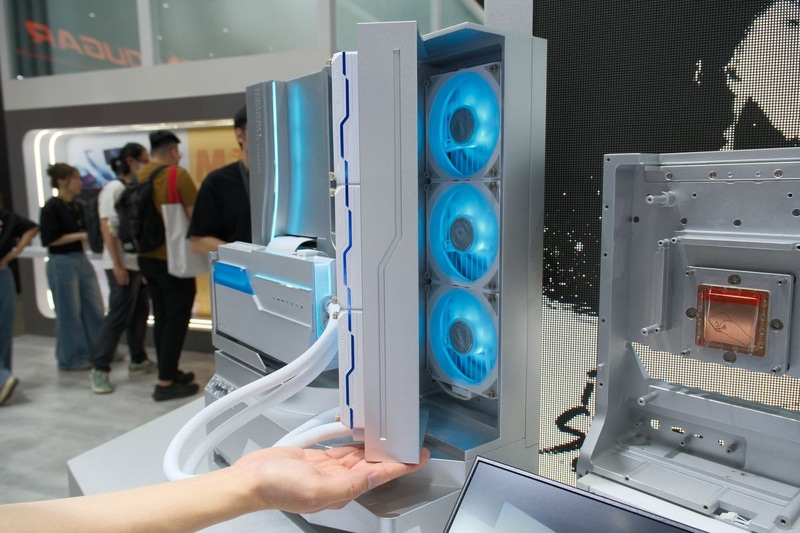 ラジエータの装着部分が開くようになるなどアップグレードが施された