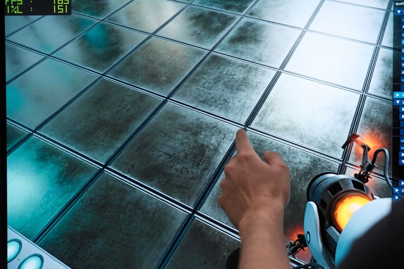 こちらは新しいTransformerモデルを使った場合。タイルのディテールの表現が改善されている。加えて、画面を動かした場合の破綻も抑えられるようになっている