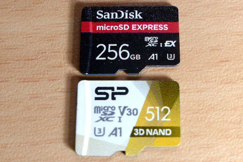 【写真8】実際に製品での比較。上が今回借用したmicroSD Expressカード、下が筆者手持ちのmicroSDカード。パッケージの違いしかない