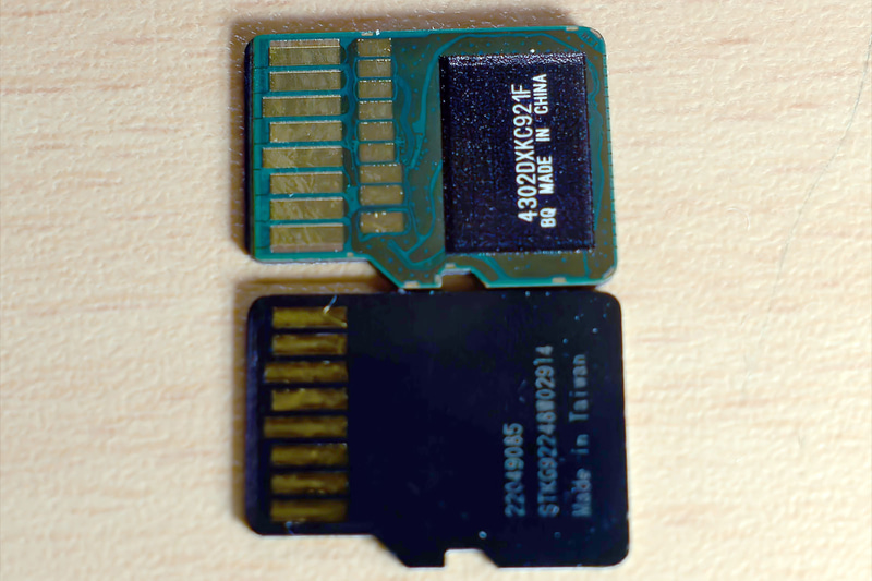 【写真9】裏面を見ると端子が明確に異なっているのが分かる