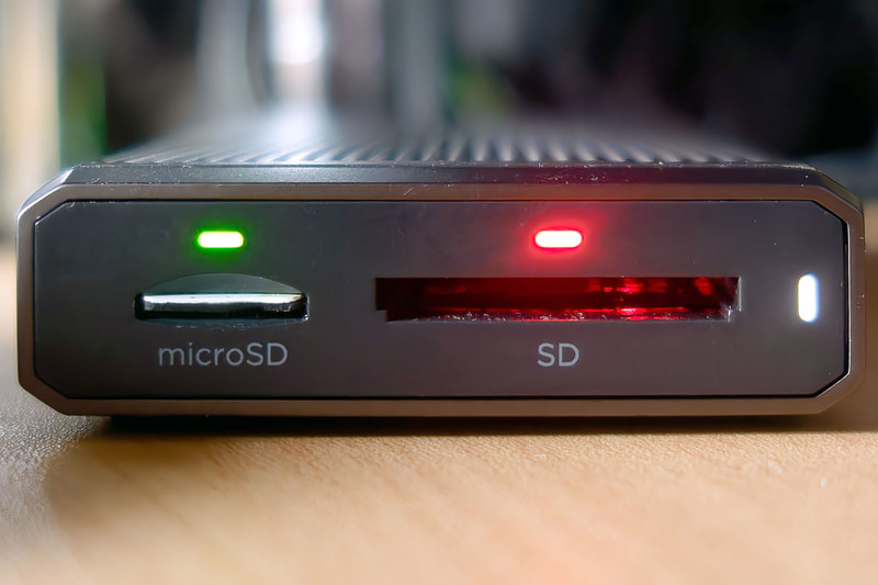 【写真13】アクセス中はこんな感じ。それぞれのスロットの上のLEDは、そのスロットが使用中か否かを示し、アクセス状況は右にある白いLEDで示される