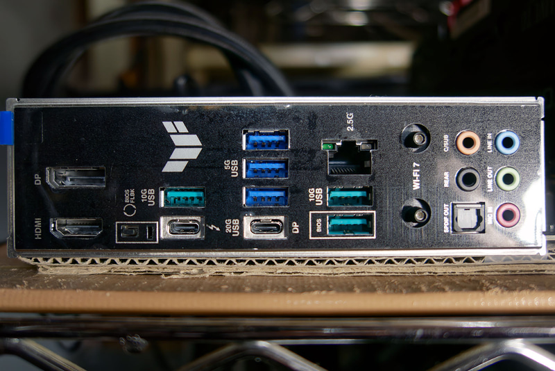 【写真14】下に並ぶUSB Type-Cコネクタの左側はThunderbolt 4ポート兼用なので、右側のUSB 20Gbpsポートの方に接続した(が、後でつなぎなおしても別に変化はなかった)