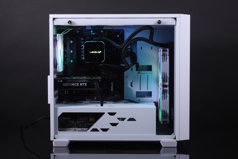 本体左側面。開口部の広いガラスパネルを装備しており、内蔵パーツのビジュアルやLEDイルミネーションを楽しめる