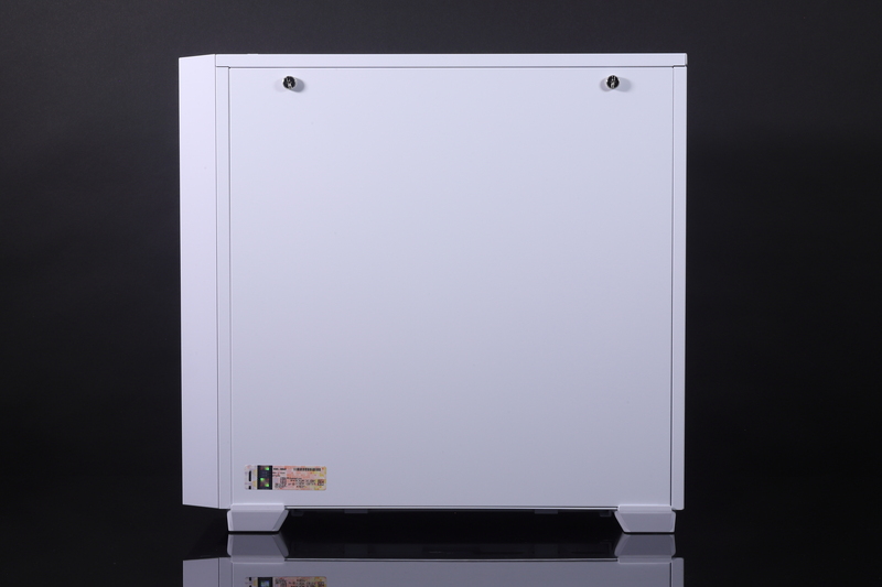 本体右側面。通気口などのないフラットな金属製のサイドパネルを装備している