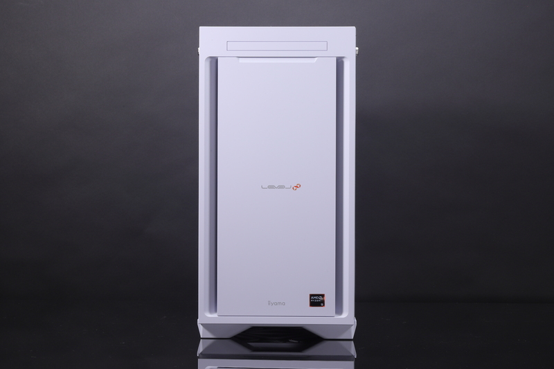 本体正面。マットホワイトでカラーリングされたフロントパネルを装備