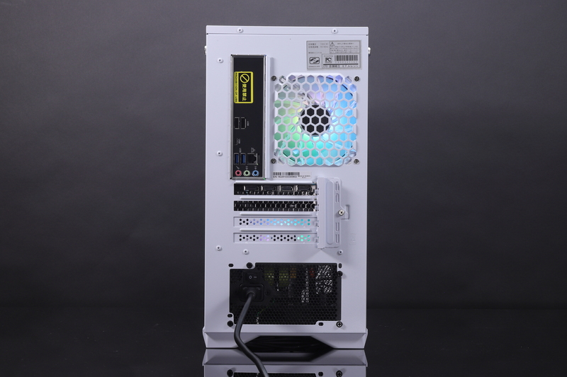 本体背面。マザーボードやビデオカードのインターフェイスにアクセスできる