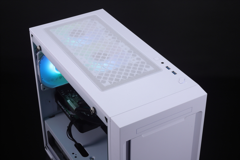 天板。2基のケースファンを備えており、着脱が容易なマグネット式のダストフィルタを装備している