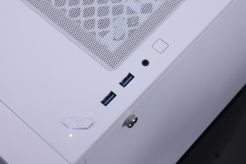 天板の前方左側に配置されたインターフェイス。USB 3.2 Gen 1 Type-A(2基)、ヘッドセット端子のほか、電源スイッチとLED切り替えスイッチを備えている