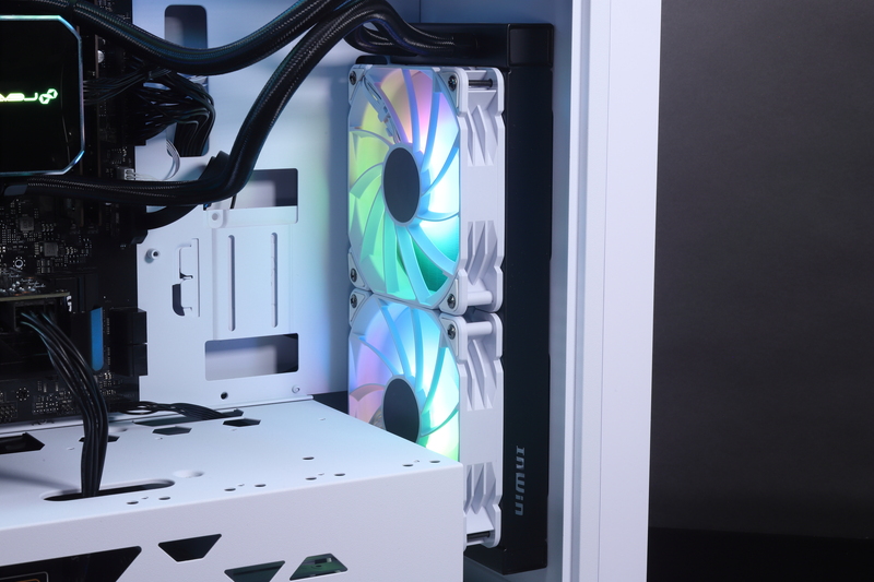 ラジエータはフロントパネルに配置されており、2基の120mmファンがフロントパネル側から取り込んだ空気で冷却を行なう