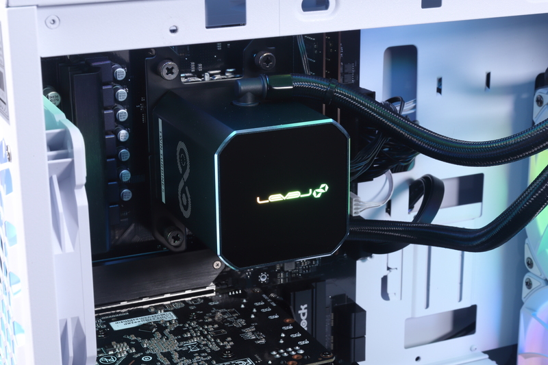 かなり大型の水冷ヘッドを採用しており、LEVEL∞ロゴにはRGB LEDが内蔵されている