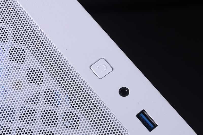 天板に配置されたLED切り替えスイッチ。押下するごとにLEDの発光パターンや色が切り替わり、長押しするとLEDを消灯することもできる