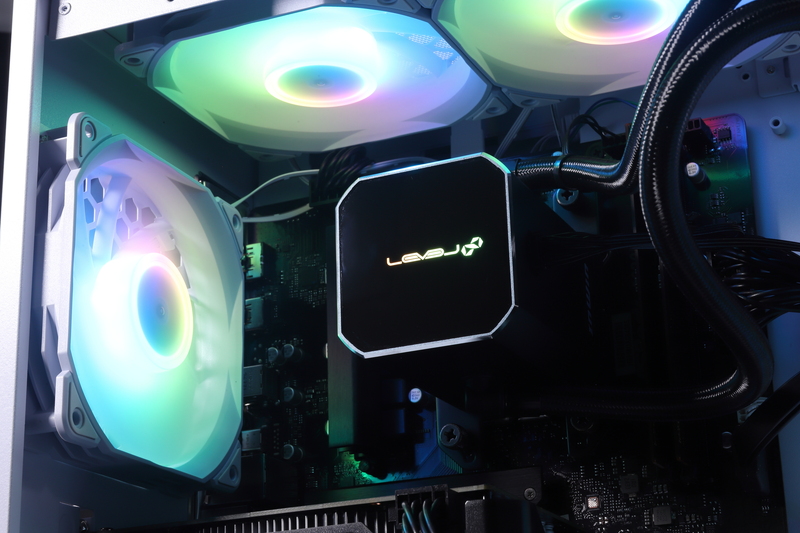 レインボーカラーのほか、いくつかの単色や発光パターンが用意されており、一括制御ならではの同期のとれたイルミネーションを楽しめる