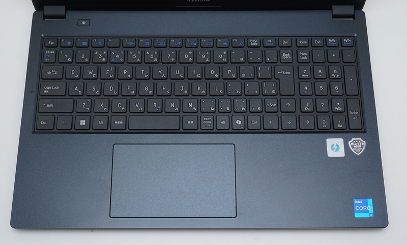 右側にテンキーを装備しており、キー配置にも余裕がある