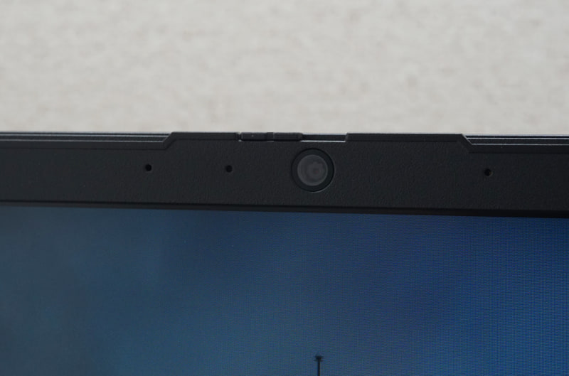 液晶ディスプレイの上部に、シャッター付きのWebカメラとマイクを装備