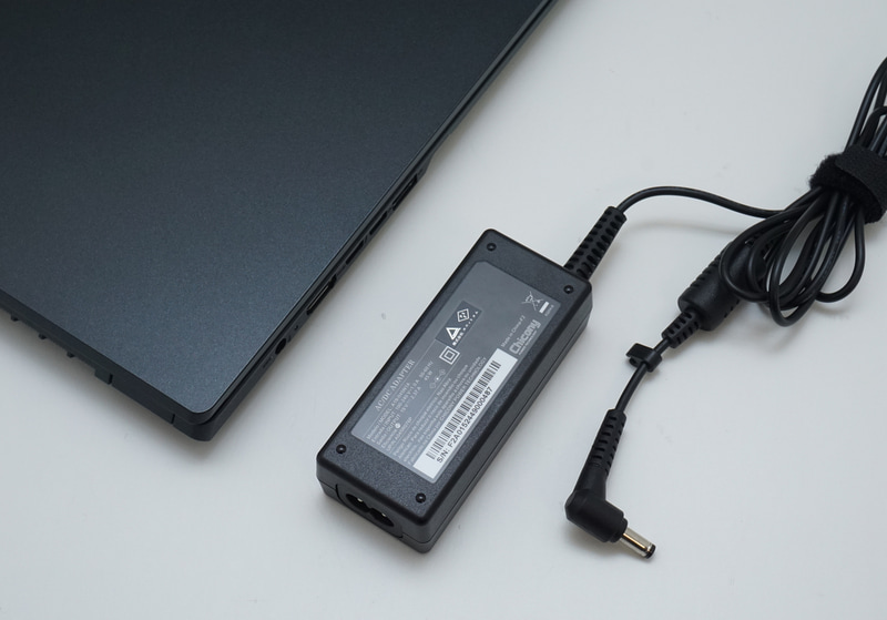 ノートPCに付属するACアダプタとしてはかなりコンパクト