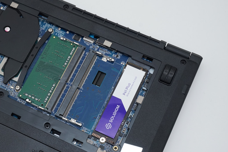 メモリスロットは空いた状態なので、保証対象外となるが自己責任で追加することも可能